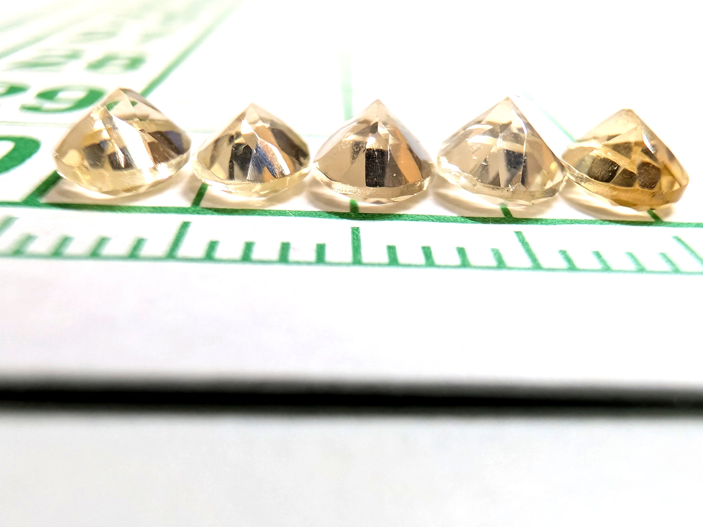 0009【ランダム発送】イエローベリル(ヘリオドール)【1石あたり約0.42ct】