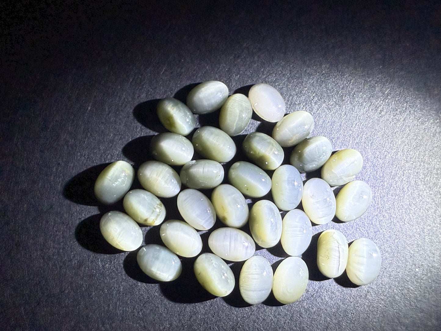 0400 【ランダム発送】クリソベリルキャッツアイ 【1石あたり約0.58ct】