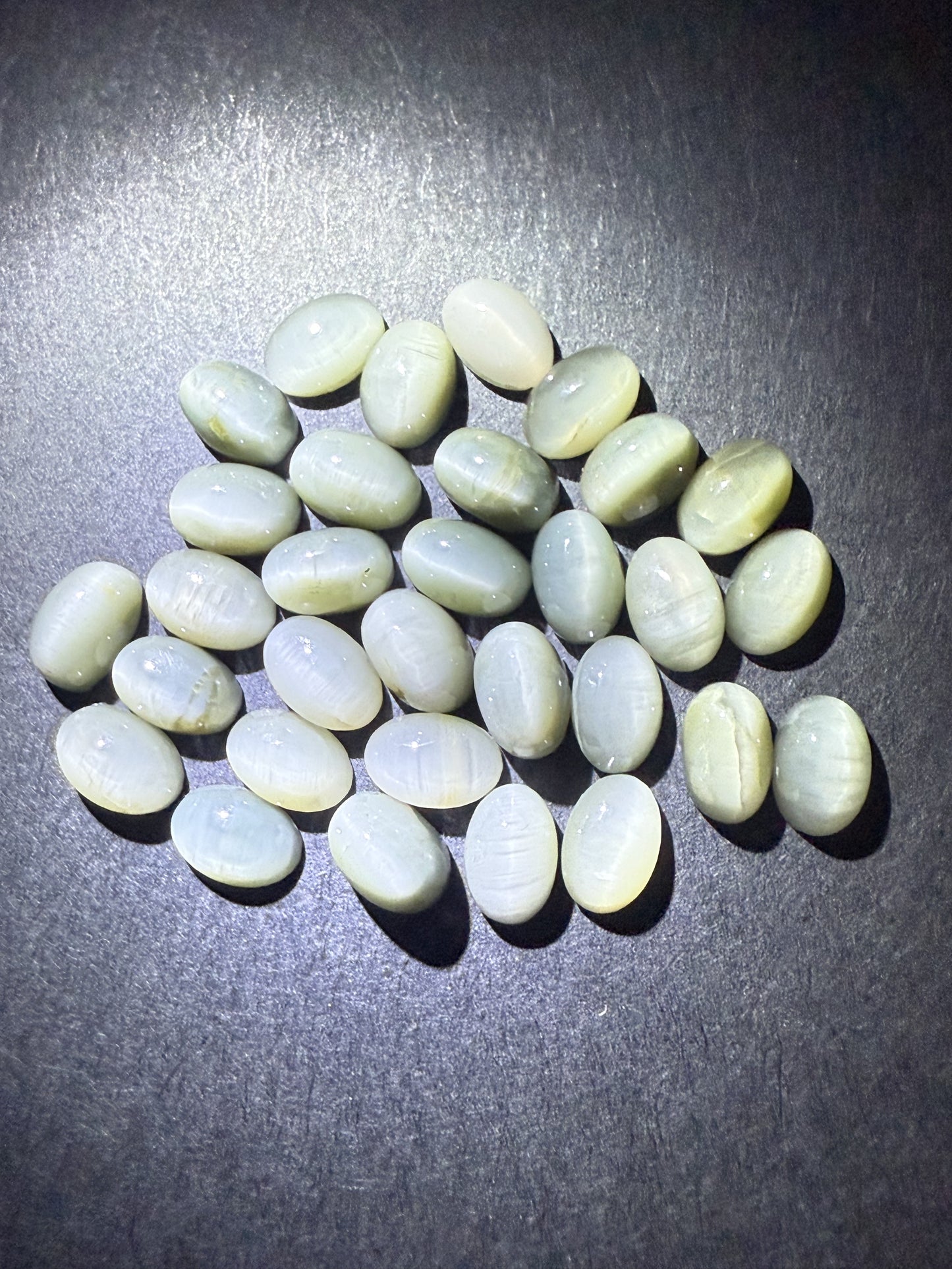 0400 【ランダム発送】クリソベリルキャッツアイ 【1石あたり約0.58ct】