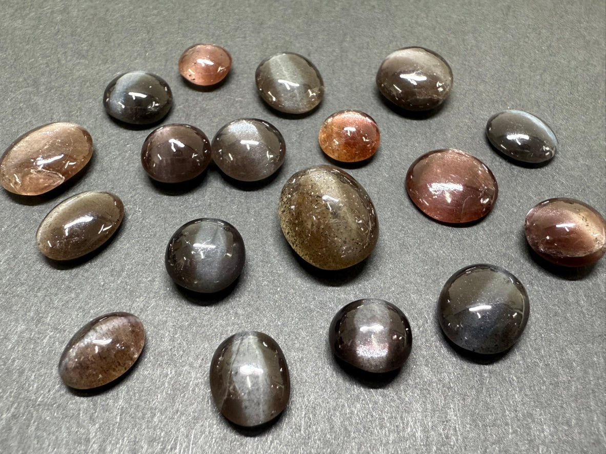 0012【ランダム発送】カボションカット スキャポライトキャッツアイ 【1石あたり2.40ct】