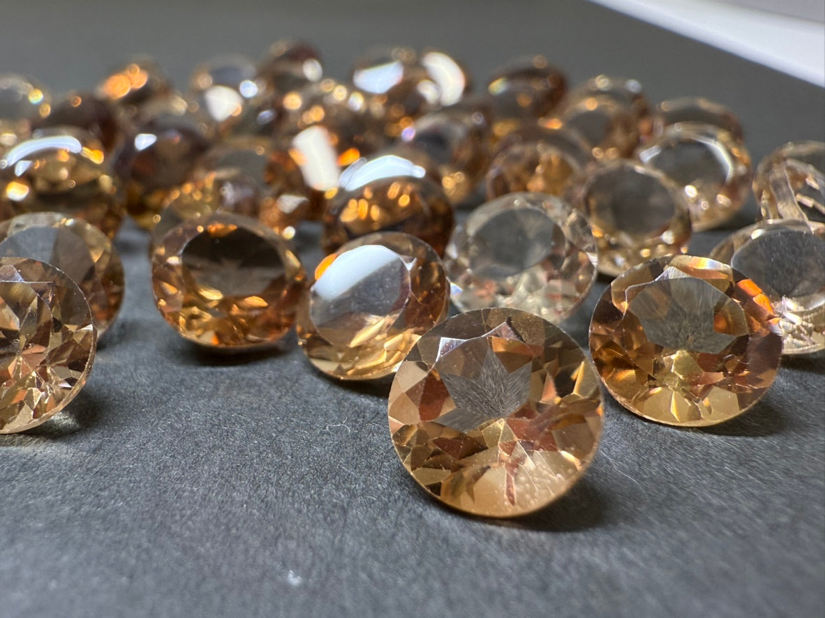 0020【ランダム発送】ラウンドファセットカット シャンパントパーズ 【1石あたり平均1.52ct】