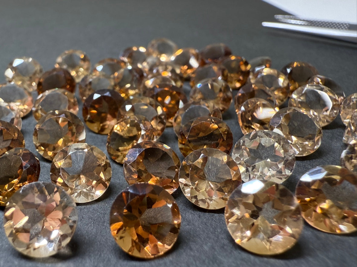 0020【ランダム発送】ラウンドファセットカット シャンパントパーズ 【1石あたり平均1.52ct】
