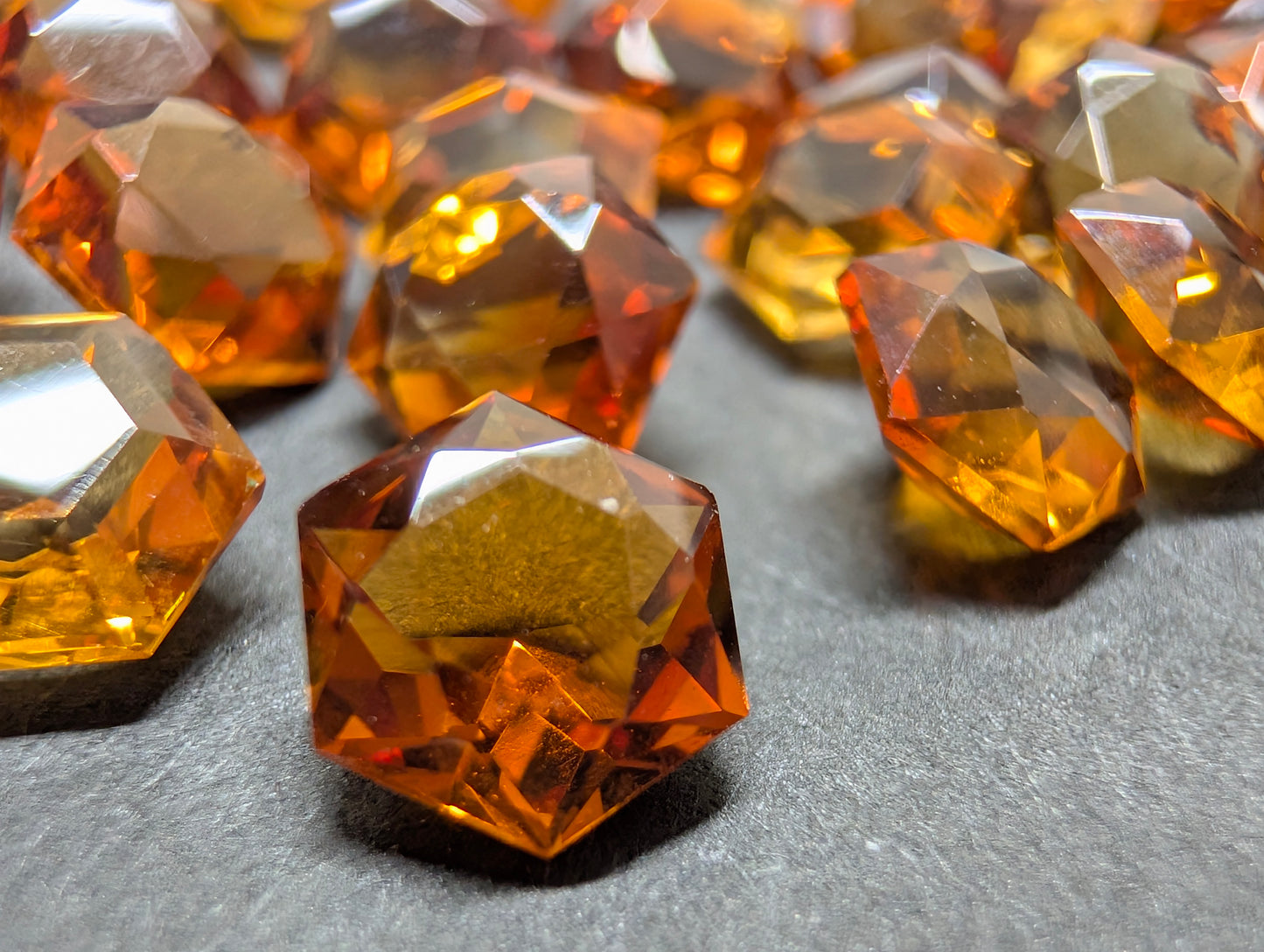 0004【ランダム発送】1石800円 シトリン ヘキサゴンカット【1石あたり約0.92ct】