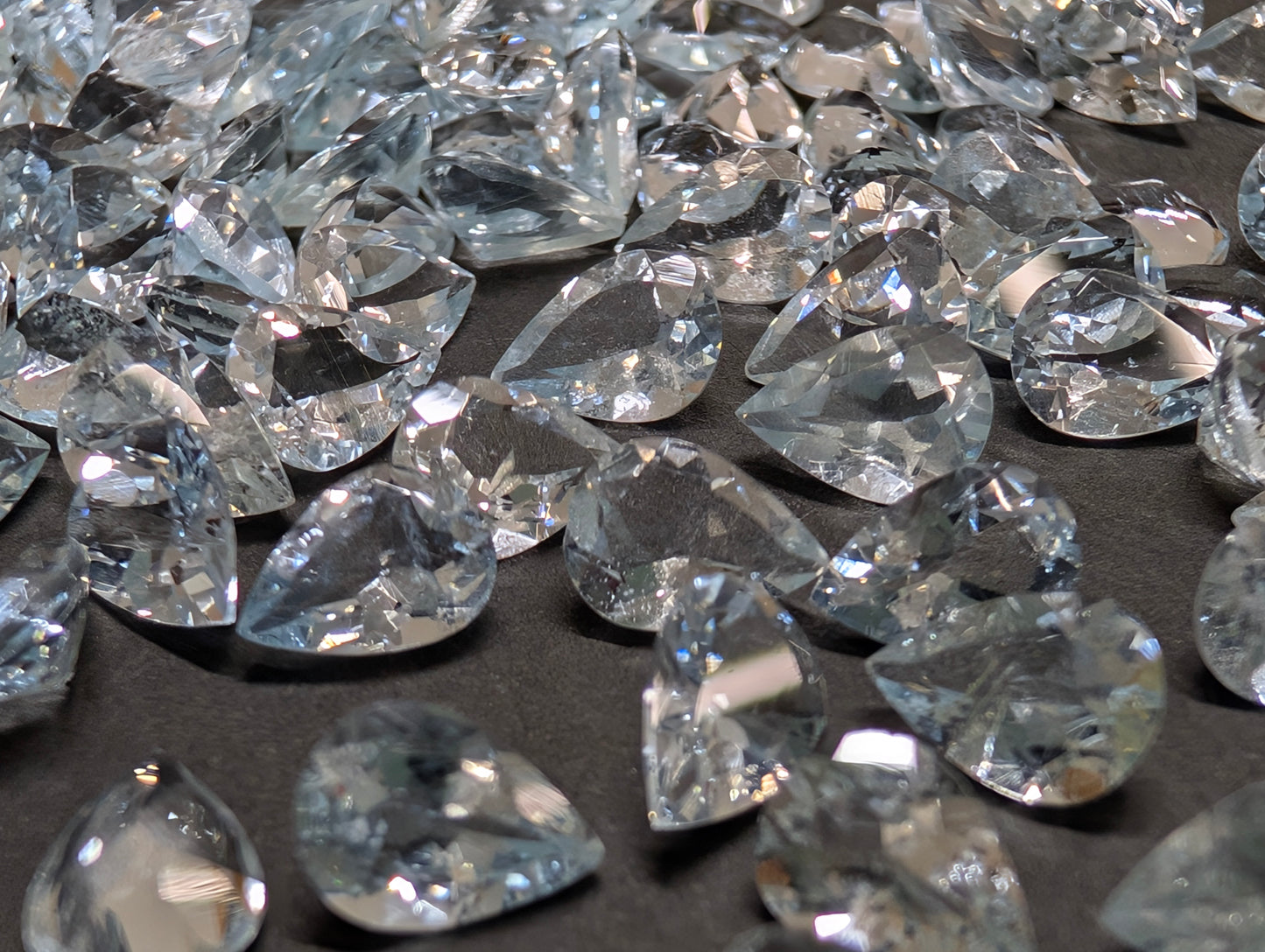 0008【ランダム発送】アクアマリン ペアシェイプ【1石あたり約0.56ct】