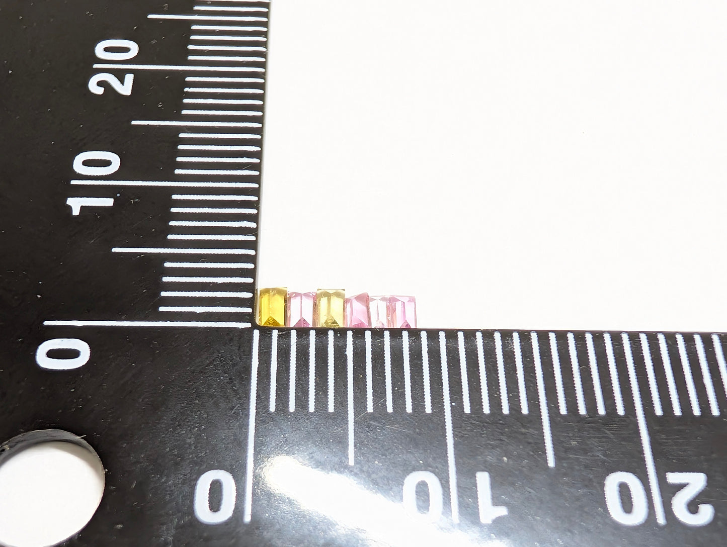 0160【ランダム発送】1石200円!バゲットカットのマルチカラーサファイア【1石あたり約0.03ct】