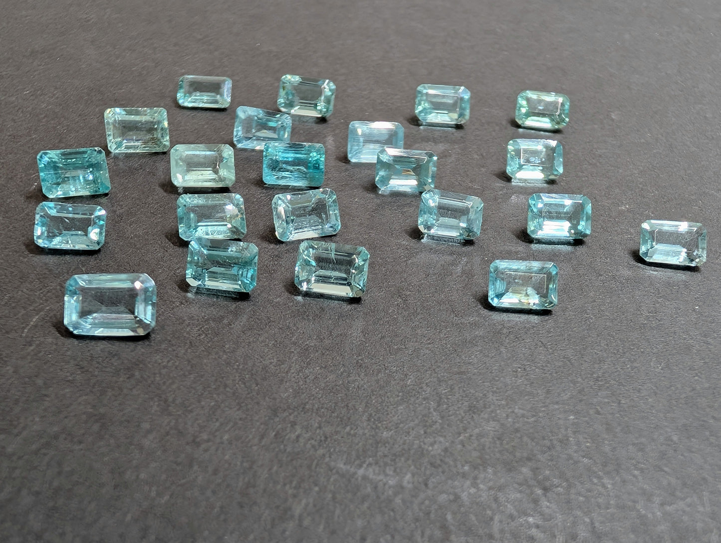 0462【ランダム発送】パライバブルーカラー✨エメラルドカットのアパタイト【1石あたり約0.68ct】