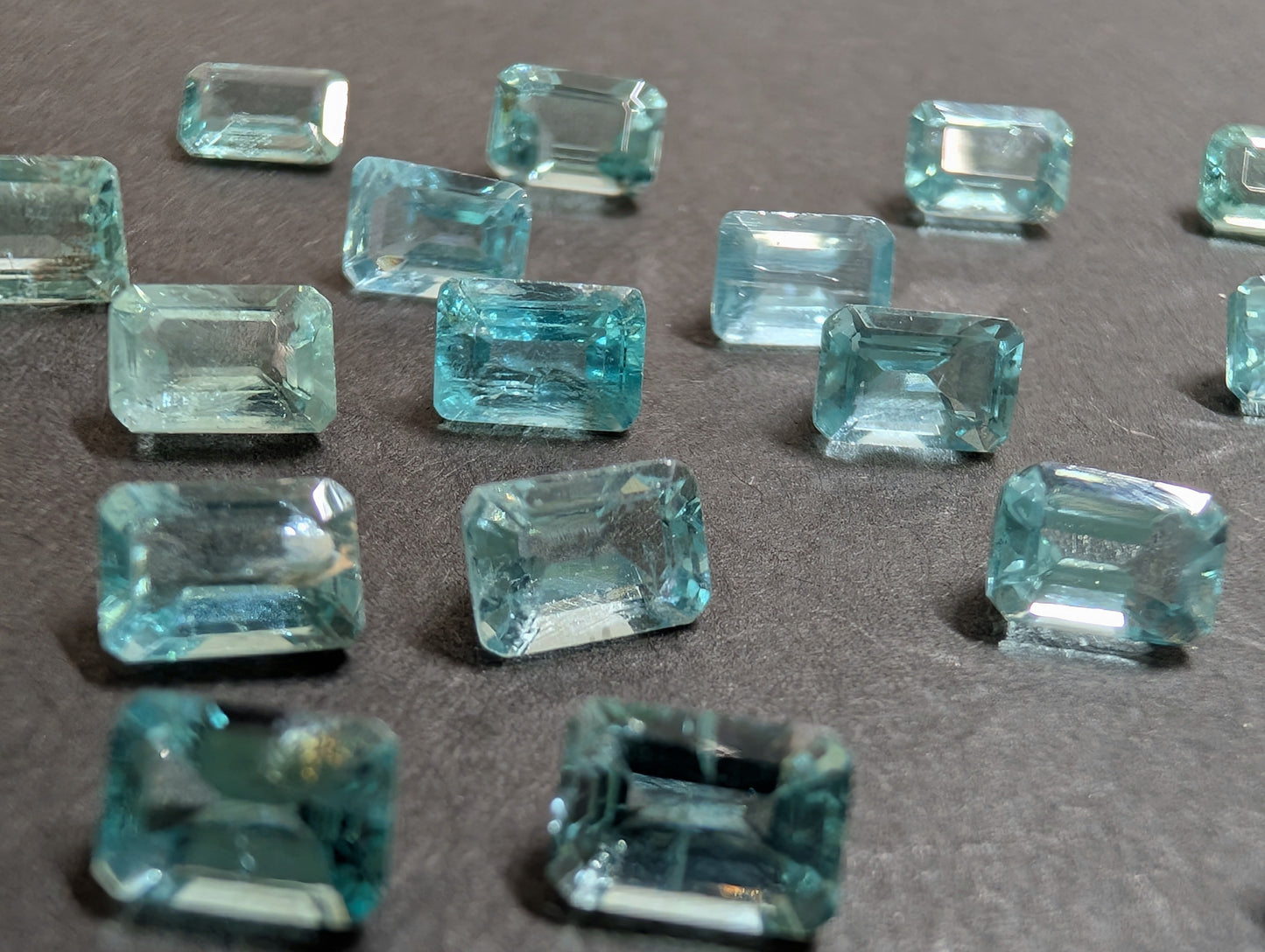 0462【ランダム発送】パライバブルーカラー✨エメラルドカットのアパタイト【1石あたり約0.68ct】