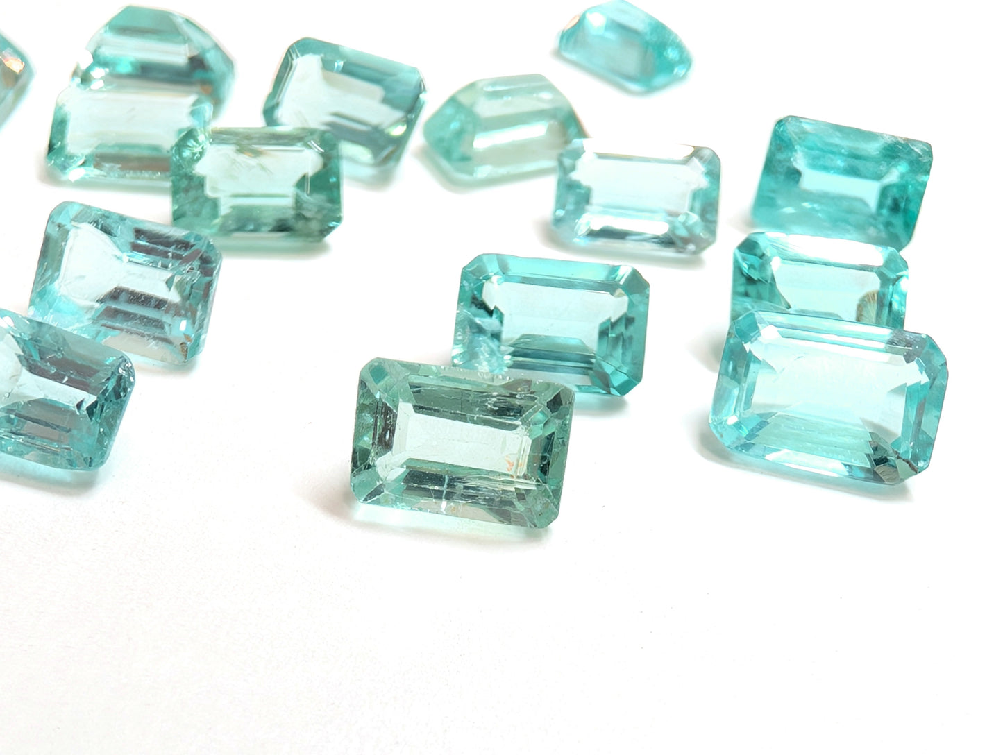 0462【ランダム発送】パライバブルーカラー✨エメラルドカットのアパタイト【1石あたり約0.68ct】