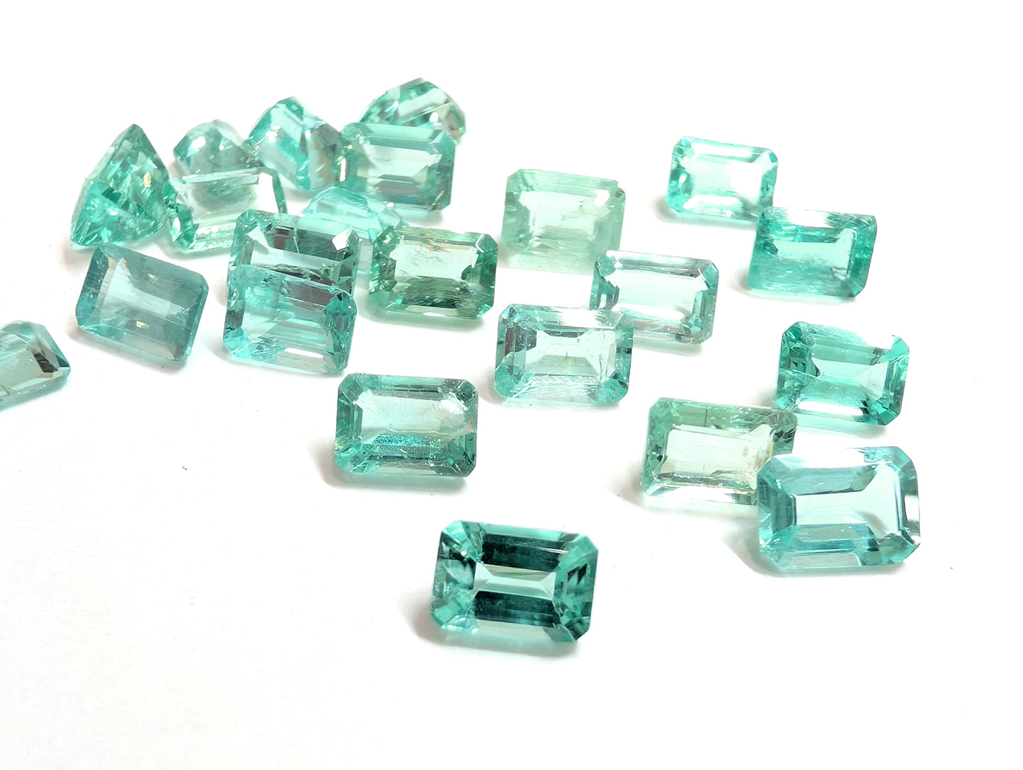0462【ランダム発送】パライバブルーカラー✨エメラルドカットのアパタイト【1石あたり約0.68ct】