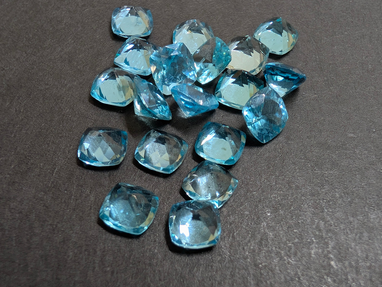 0460【ランダム発送】パライバブルーカラーの美しいアパタイト!【1石あたり約0.558ct】