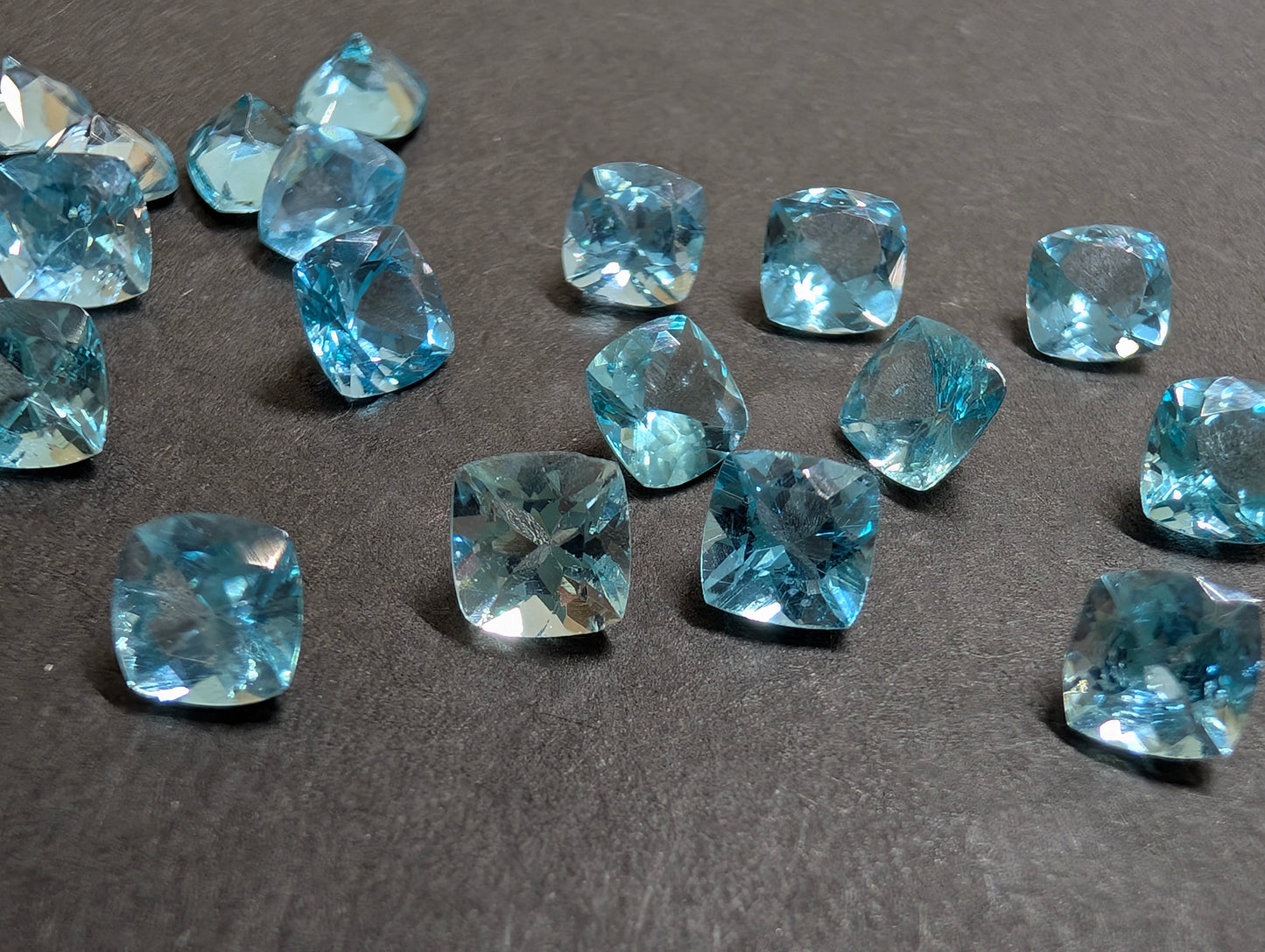 0460【ランダム発送】パライバブルーカラーの美しいアパタイト!【1石あたり約0.558ct】