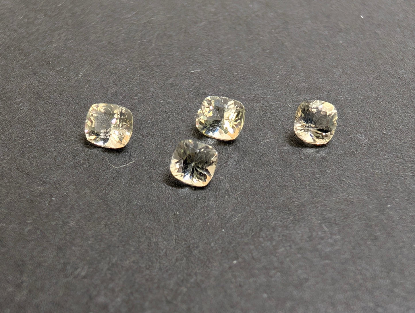 0733【ランダム発送】イエローアパタイト【1石あたり約0.12ct】