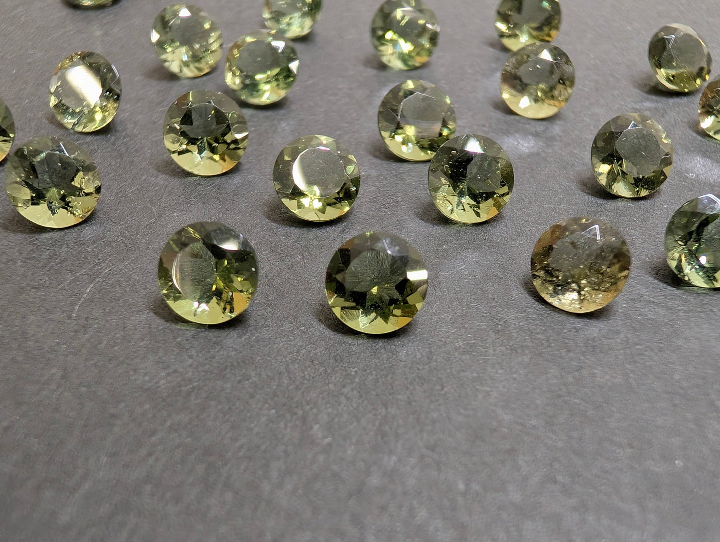 0738【ランダム発送】モルダバイト【1石あたり約0.38ct】