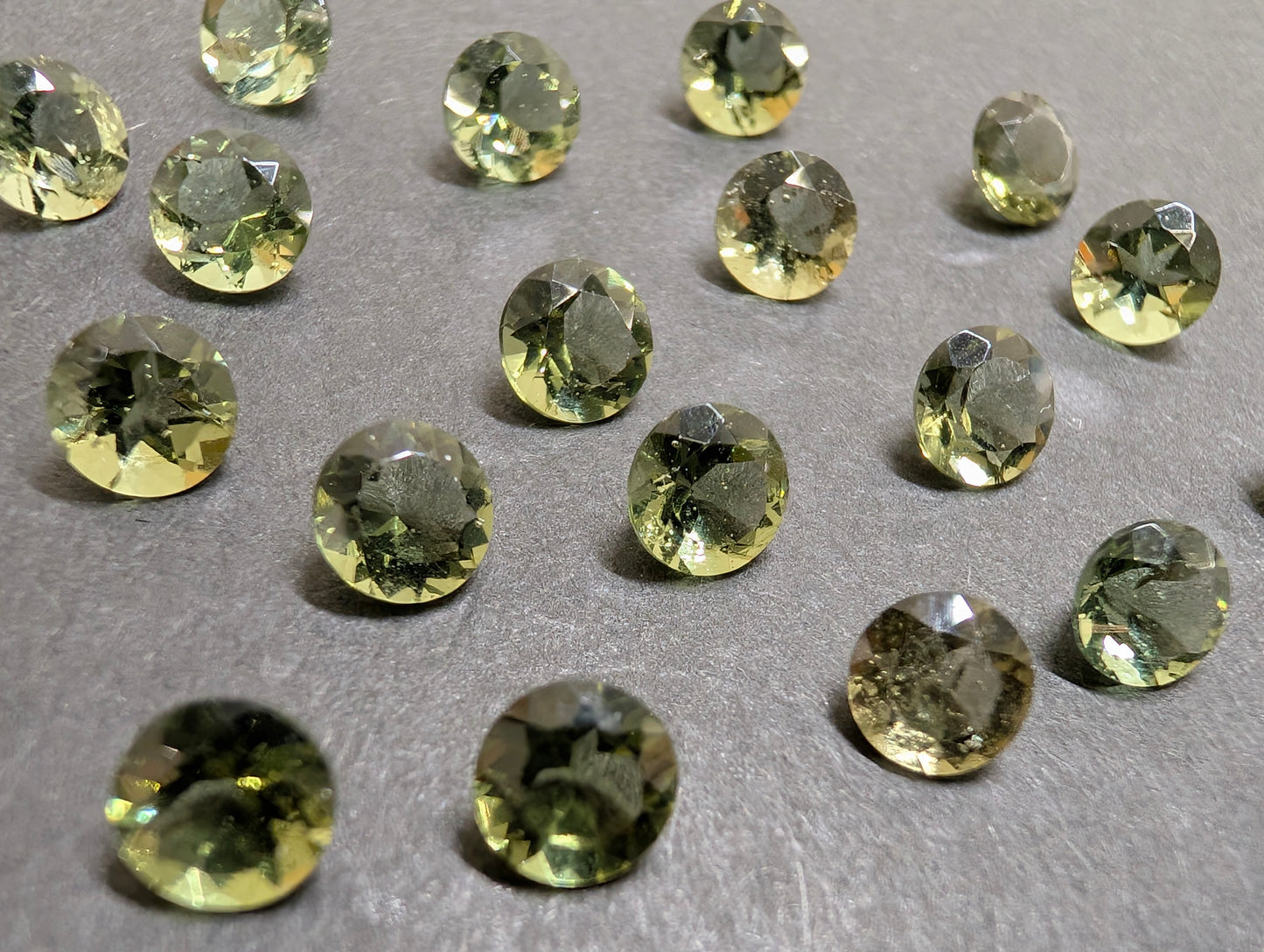 0738【ランダム発送】モルダバイト【1石あたり約0.38ct】
