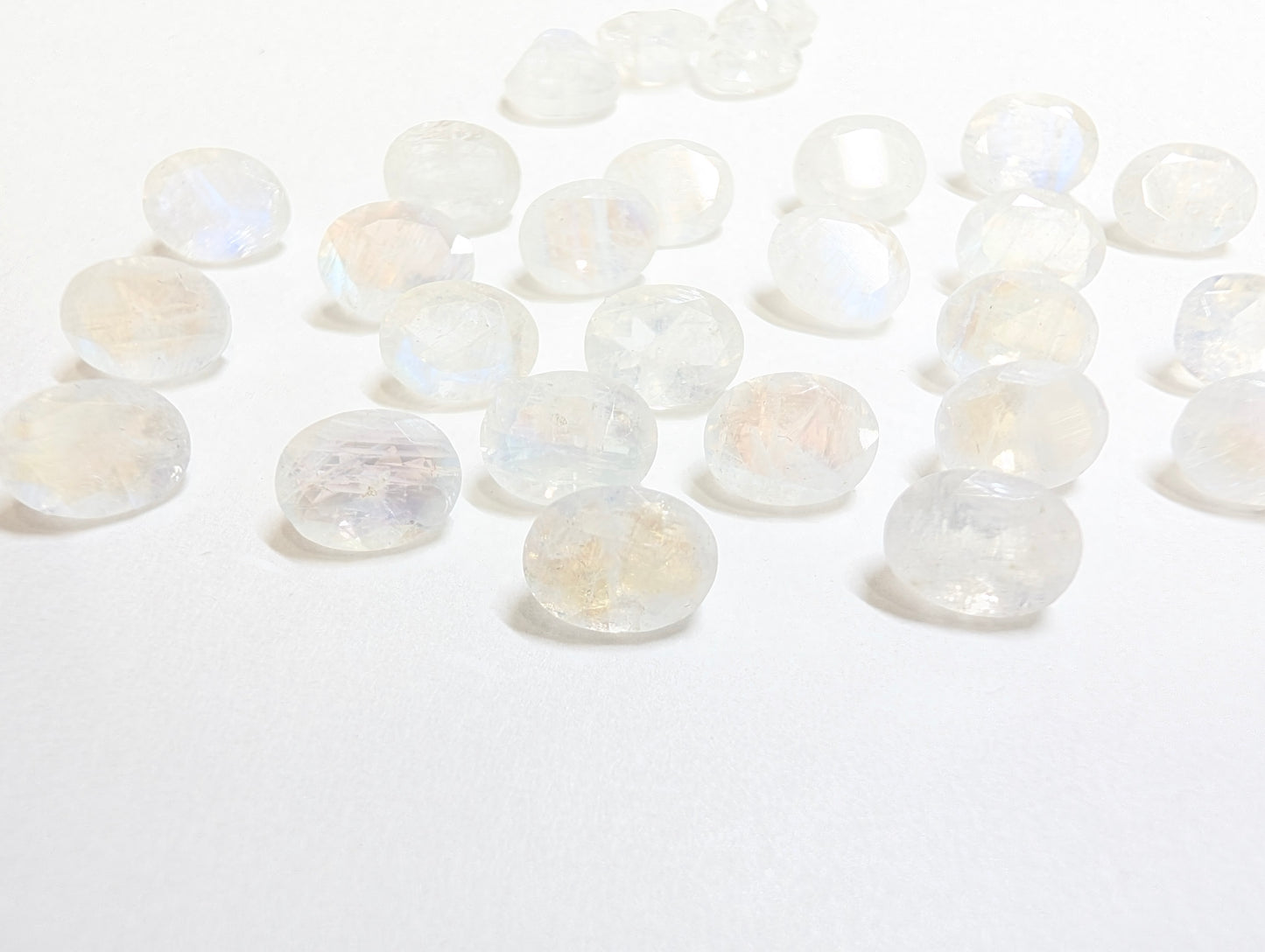 0756【ランダム発送】300円!!オーバルカットのブルームーンストーン【1石あたり約1.25ct】