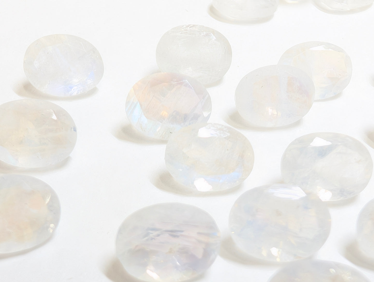 0756【ランダム発送】300円!!オーバルカットのブルームーンストーン【1石あたり約1.25ct】
