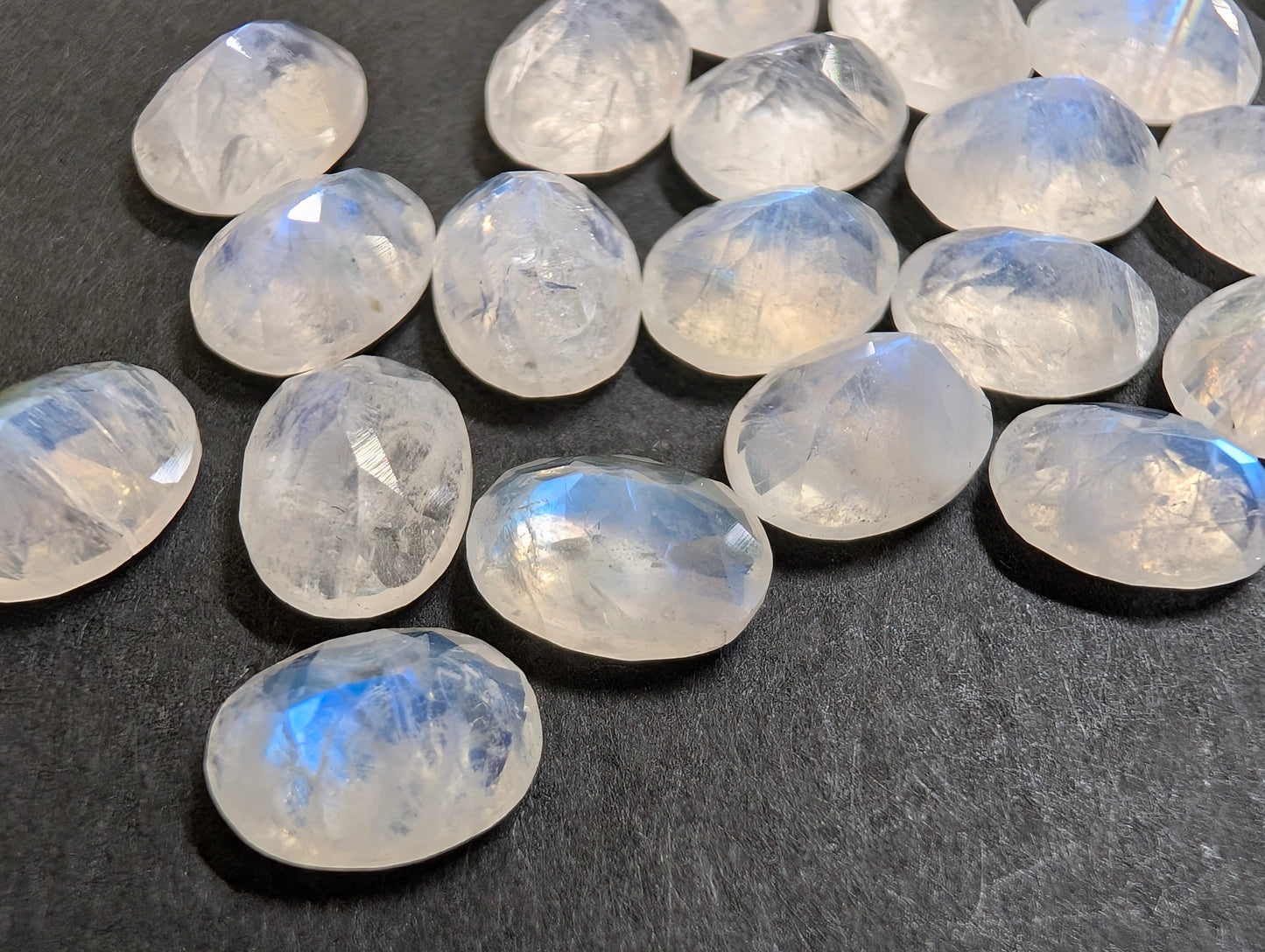 0756【ランダム発送】300円!!オーバルカットのブルームーンストーン【1石あたり約1.25ct】