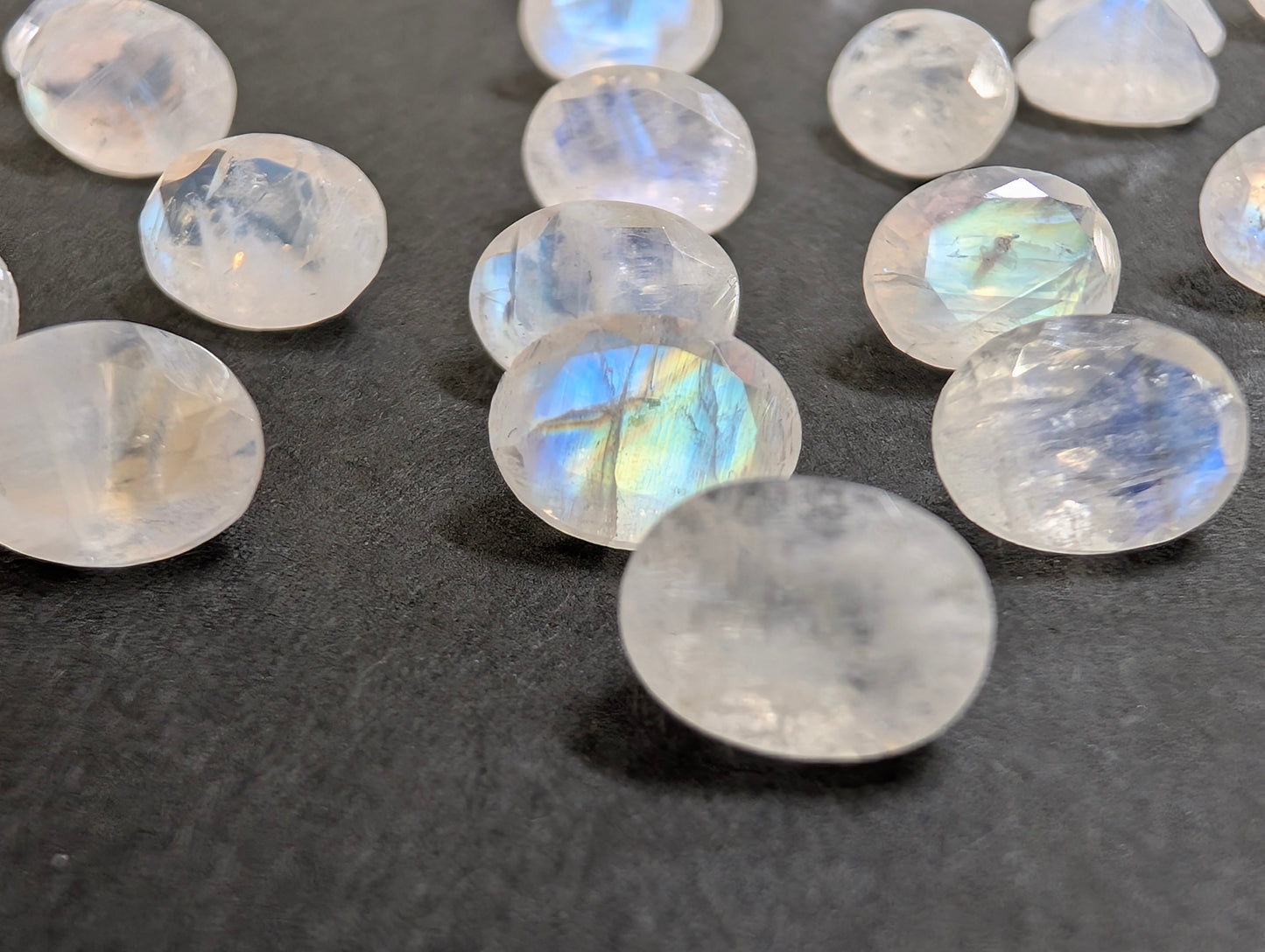 0756【ランダム発送】300円!!オーバルカットのブルームーンストーン【1石あたり約1.25ct】