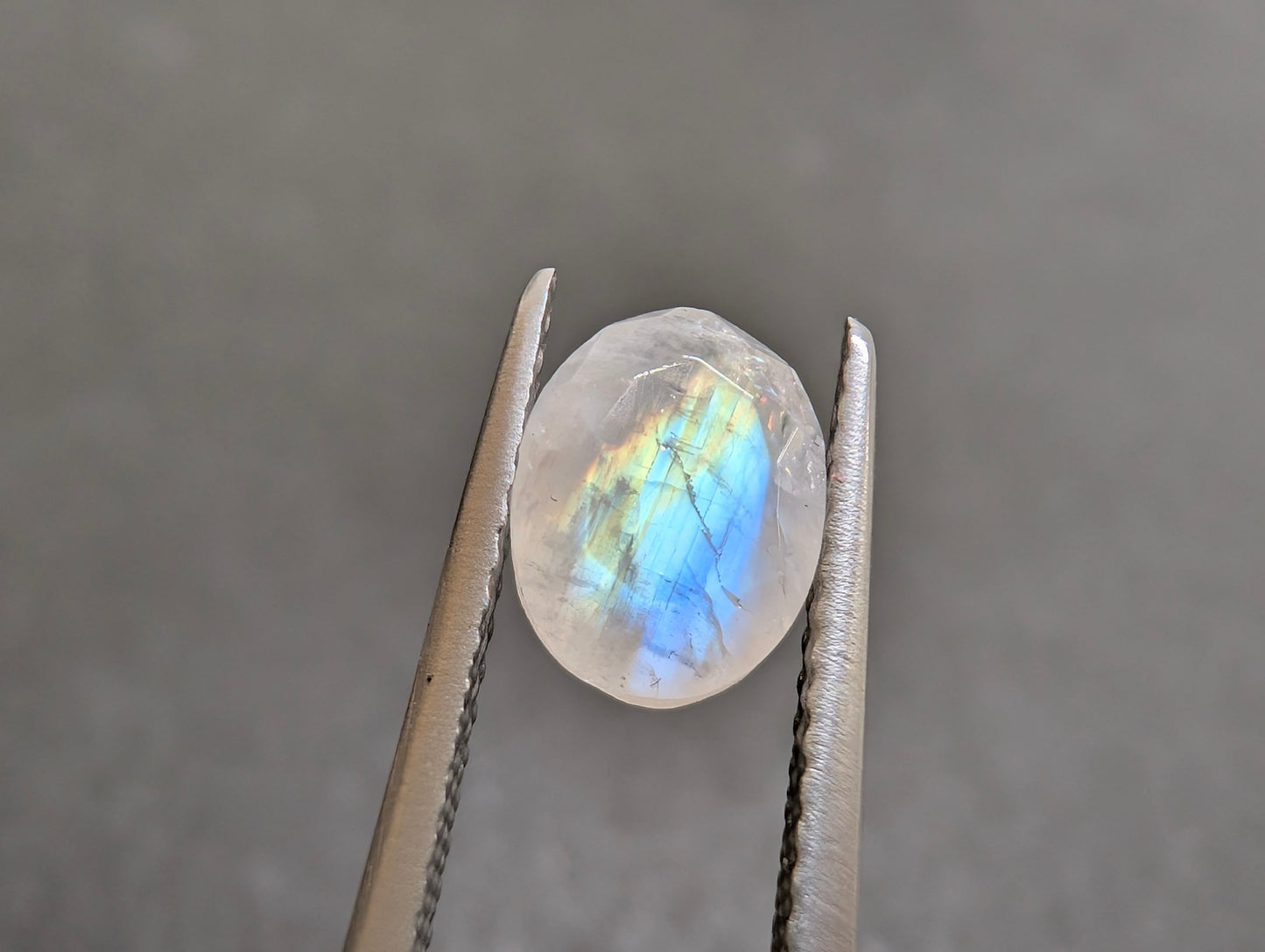 0756【ランダム発送】300円!!オーバルカットのブルームーンストーン【1石あたり約1.25ct】