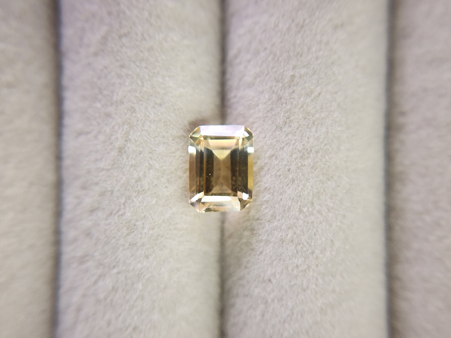 0365-6-3 バイカラーシトリン 1.37ct