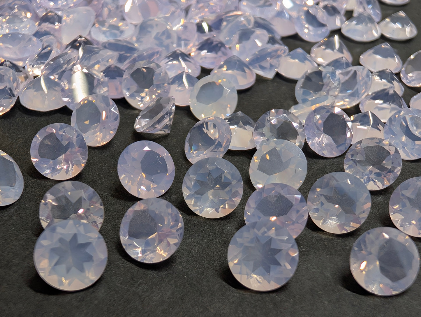 0425【ランダム発送】1石500円!シルキーラベンダー💜ラウンドカットの『スコロライト』【1石あたり0.74ct】