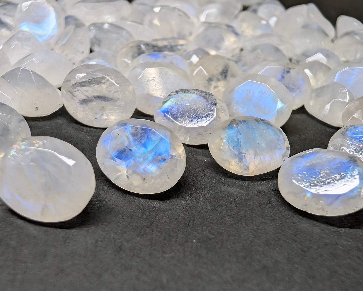 0119【ランダム発送】ブルームーンストーン【1石あたり約2.56ct】