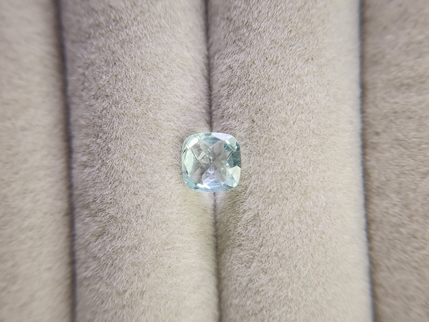 0878-4-4 グリーンベリル クッションチェッカーカット 0.84ct
