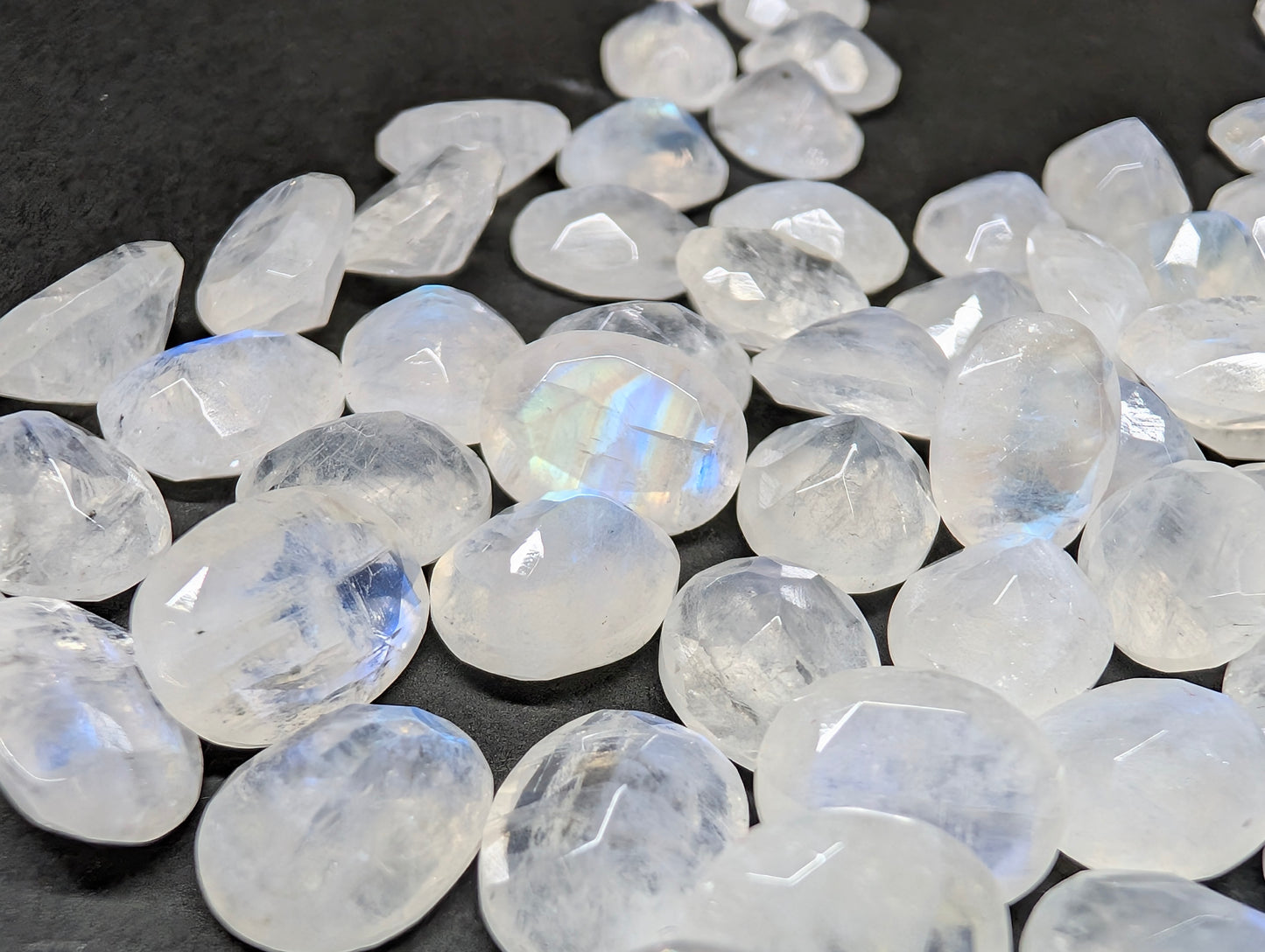 0119【ランダム発送】ブルームーンストーン【1石あたり約2.56ct】