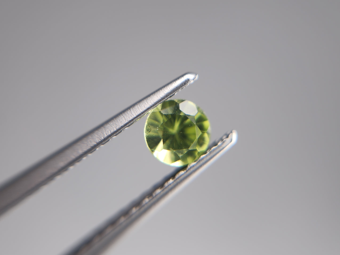 0030【ランダム発送】ラウンドカットペリドット【1石あたり約0.28ct】