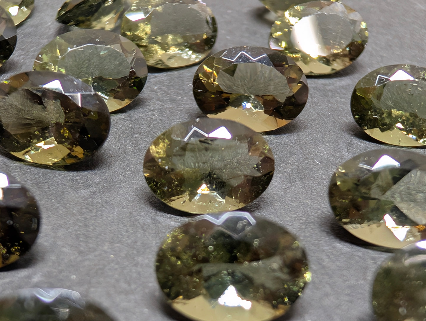 0505【ランダム発送】7×5!オーバルカットのモルダバイト【1石あたり約0.55ct】