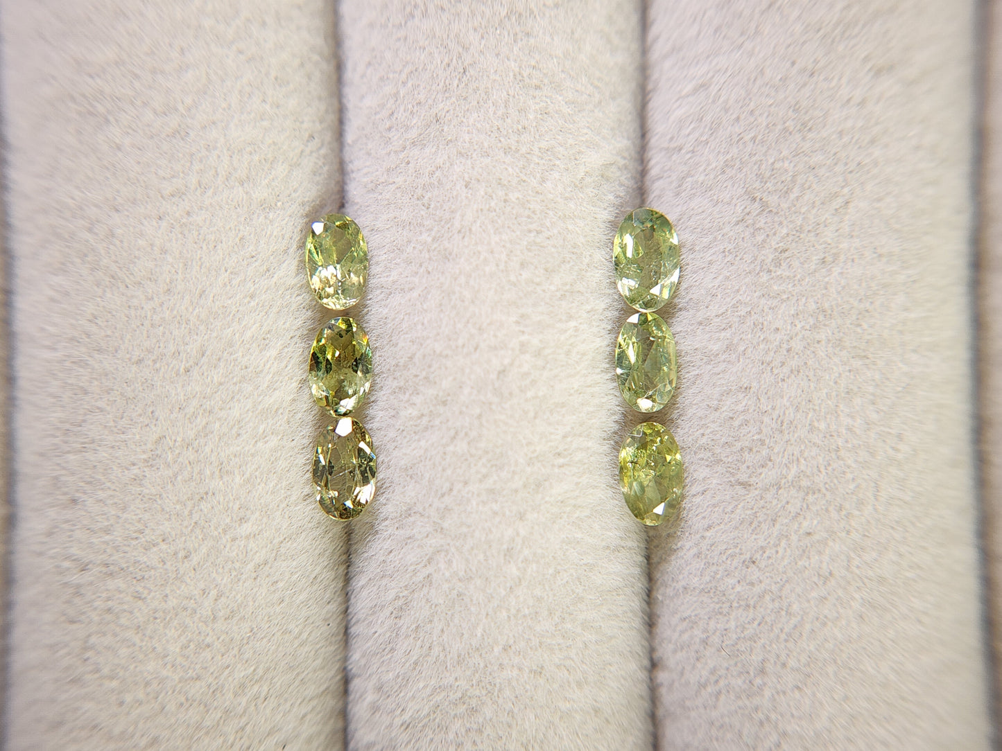 0873-3【ランダム発送】デマントイドガーネット【1石あたり約0.25ct】