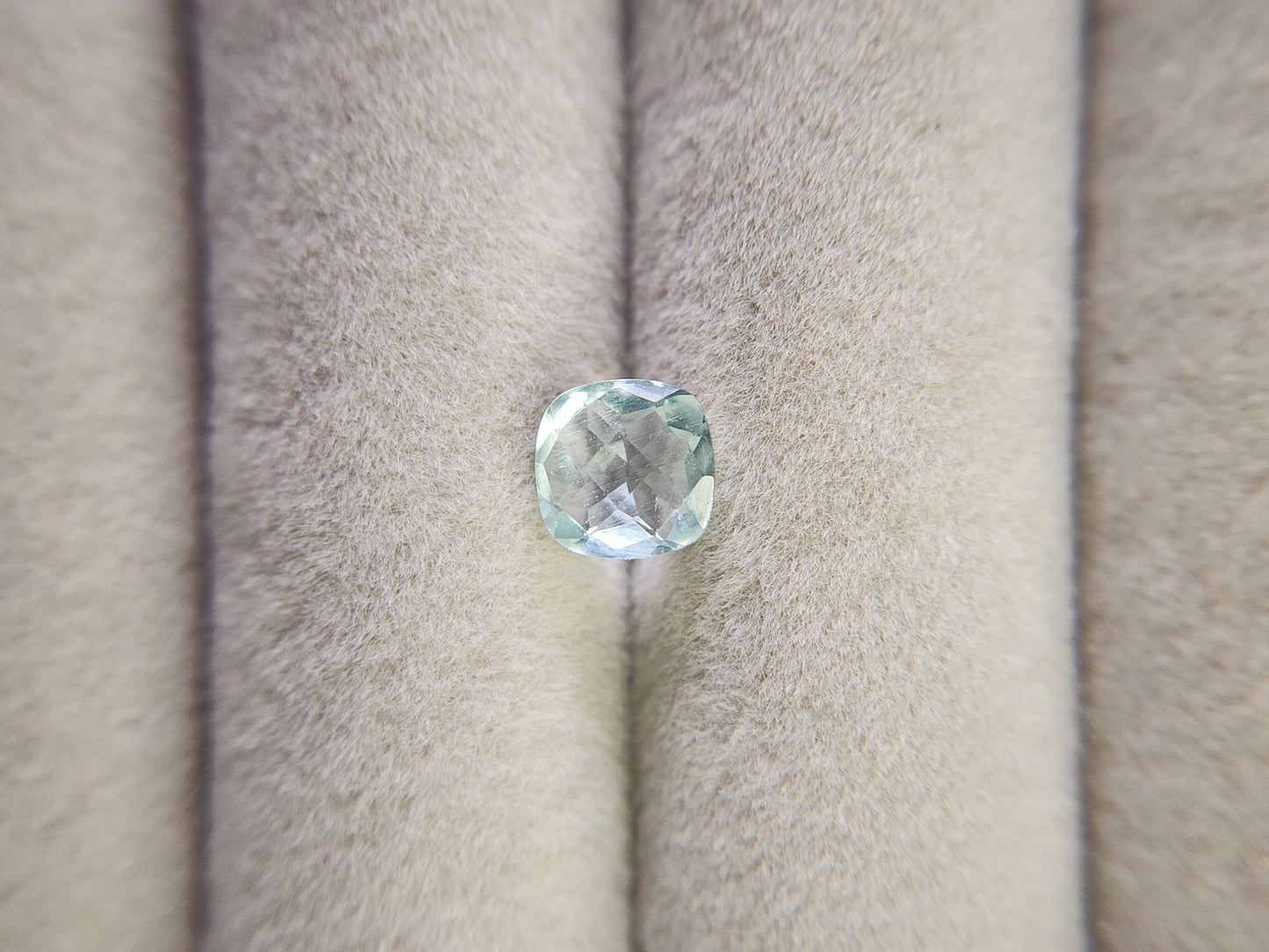 0878-4-5 グリーンベリル クッションチェッカーカット 0.84ct
