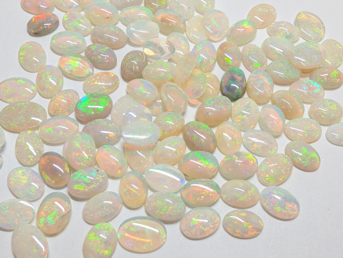 0277【ランダム発送】大人気!オーストラリア産のオパール【1石あたり約0.43ct】
