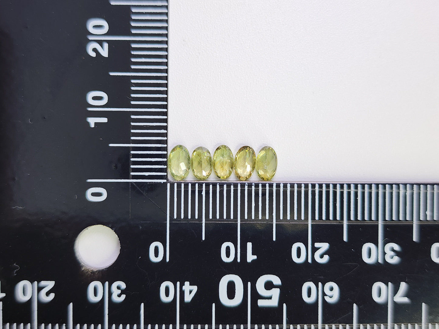 0873-3【ランダム発送】デマントイドガーネット【1石あたり約0.25ct】