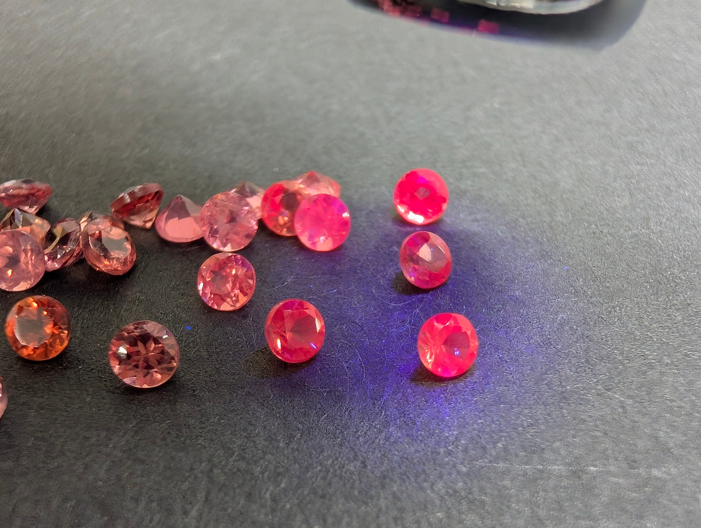 0457【ランダム発送】1石300円!オレンジピンクスピネル【1石あたり約0.07ct】