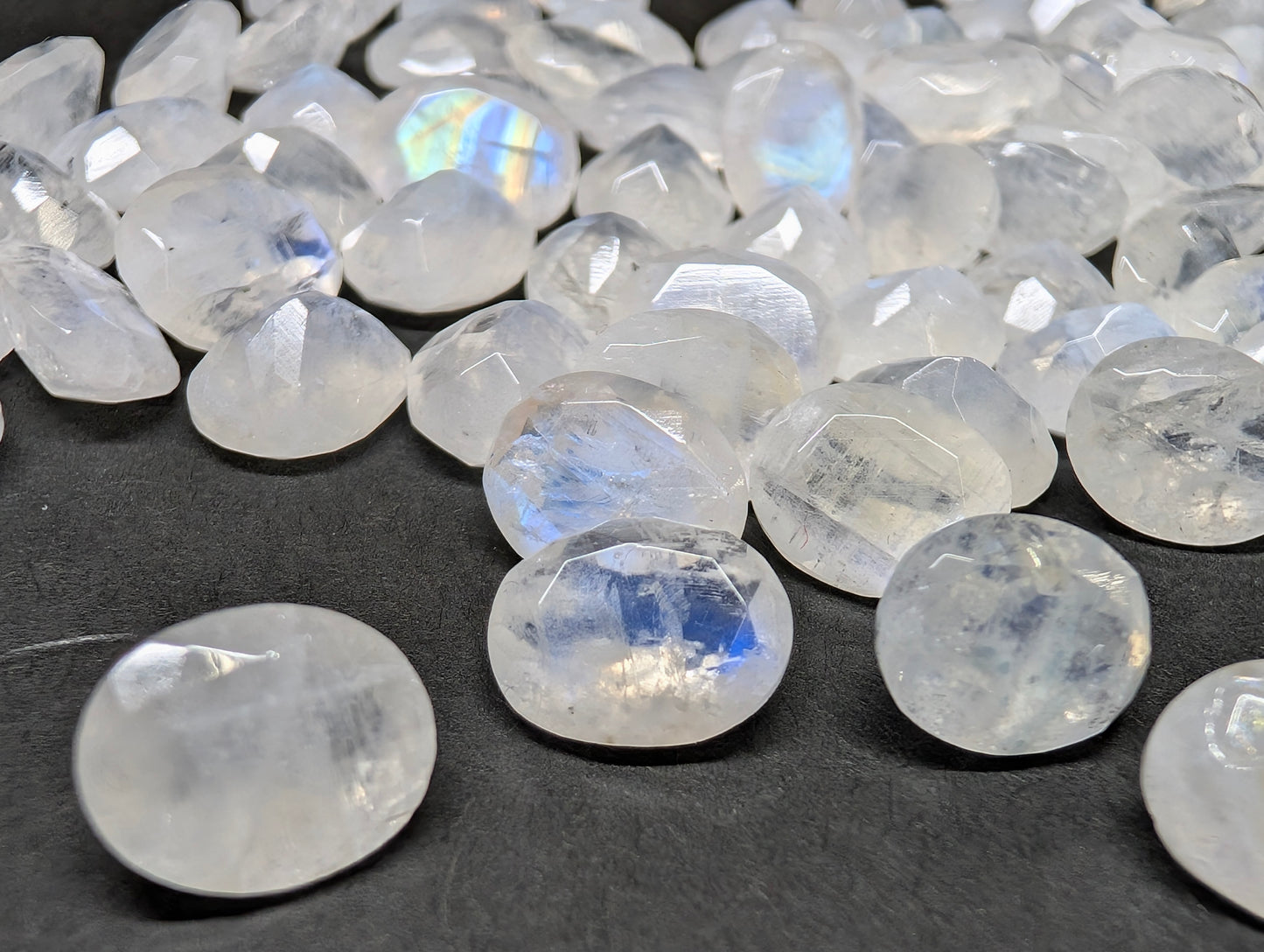 0119【ランダム発送】ブルームーンストーン【1石あたり約2.56ct】