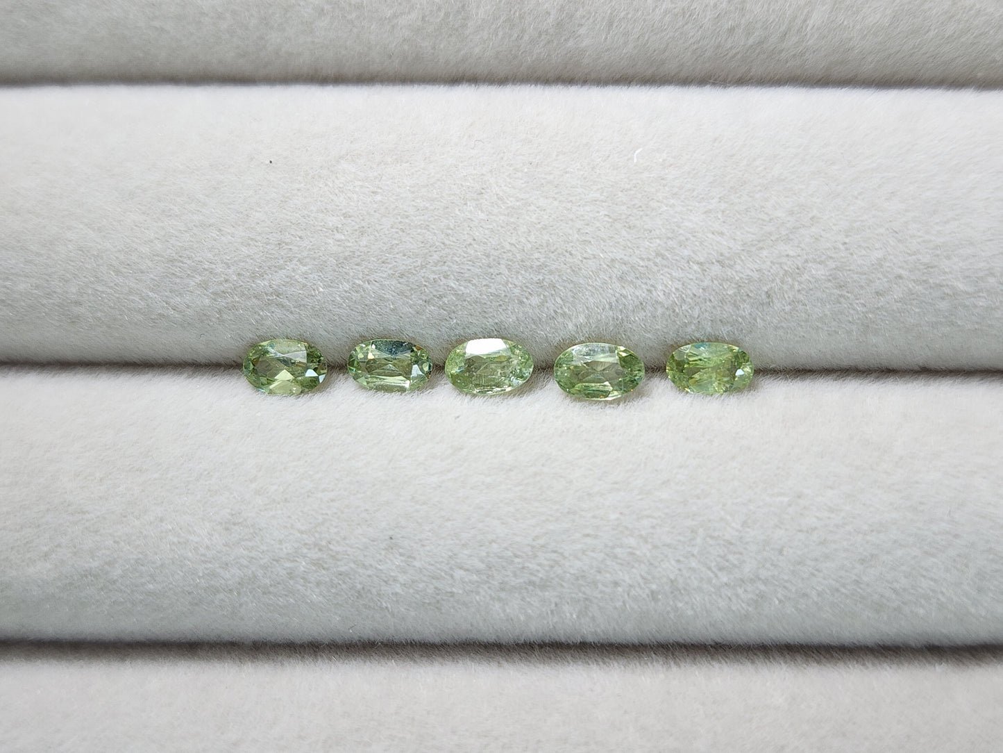 0873-1【ランダム発送】デマントイドガーネット【1石あたり約0.18ct】