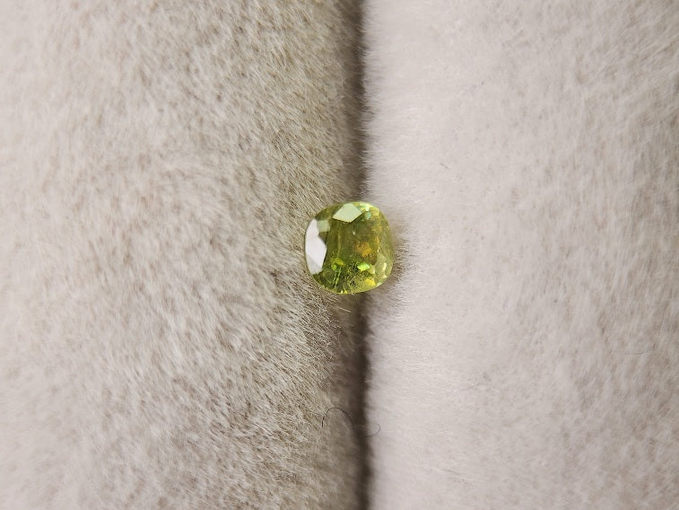 0932-1-3　スフェーン　0.14ct