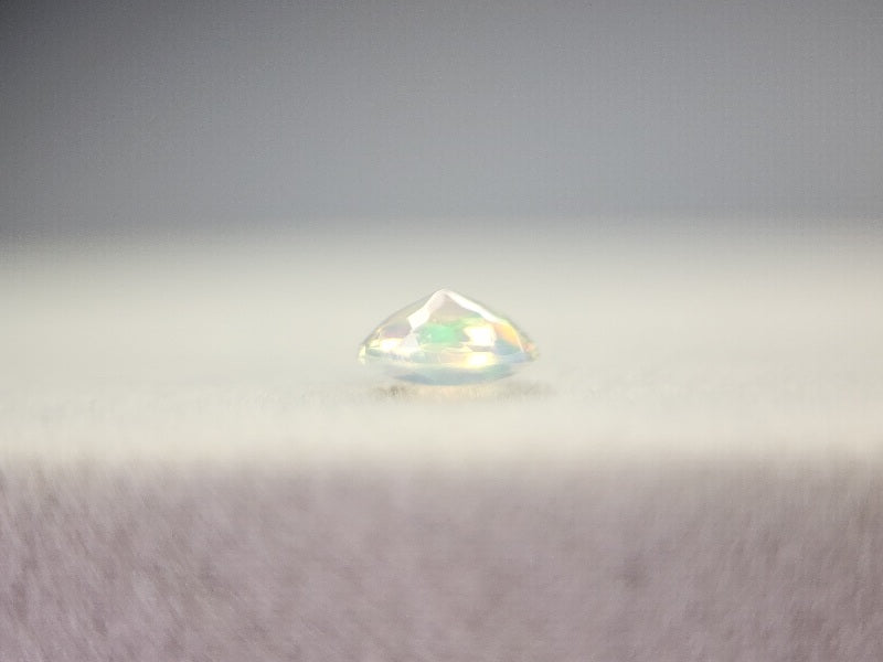 0909-4-4　オパール(欠けあり)　0.24ct