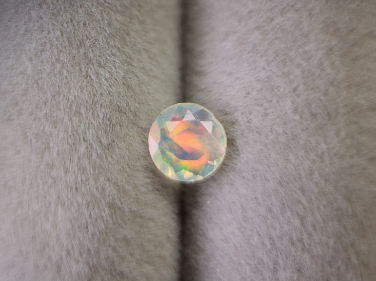 0909-4-4　オパール(欠けあり)　0.24ct