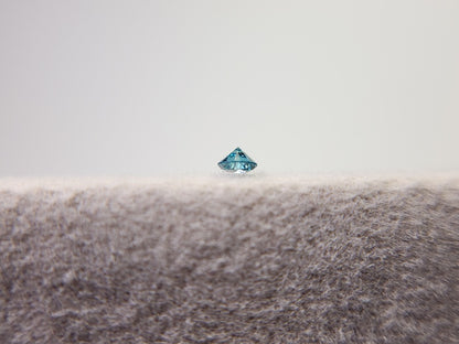 bl-DM-t-8　ブルーダイヤモンド(トリートメント)　0.03ct