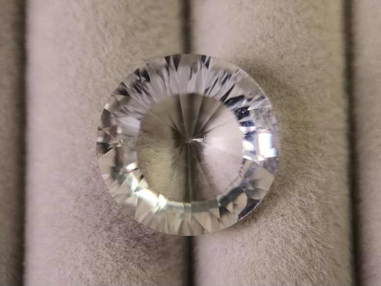 SUI-11　水晶　12.15ct