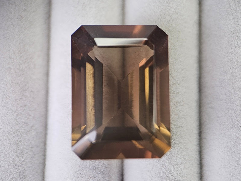 SMQ-1 スモーキークォーツ 26.73ct – 東洋ルース公式オンラインショップ