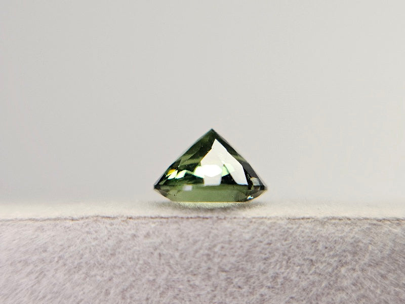 MLD-4　モルダバイト　0.99ct