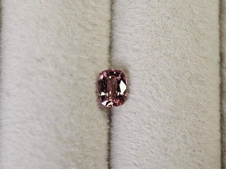 ccGA-17　カラーチェンジガーネット　0.57ct