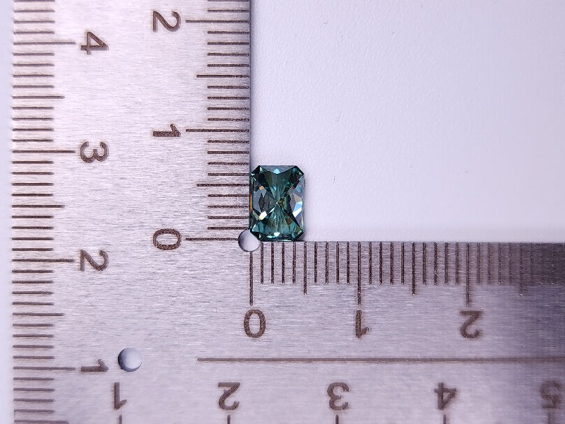 gMOI-1　合成グリーンモアッサナイト　0.94ct
