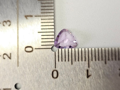 QU-18　クォーツ　0.68ct