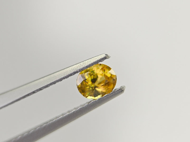 SPH-37　スフェーン（欠けあり）　0.41ct