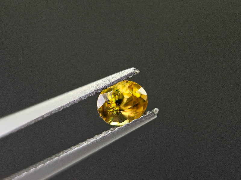 SPH-37　スフェーン（欠けあり）　0.41ct