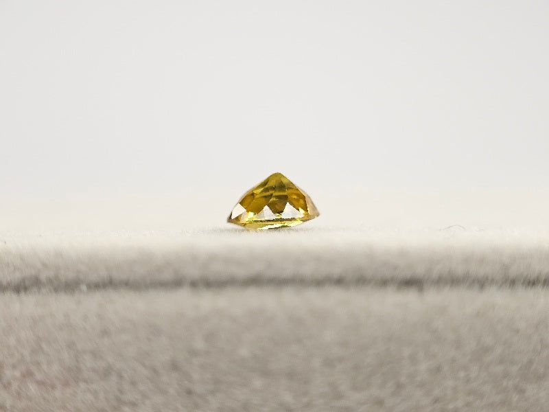 SPH-37　スフェーン（欠けあり）　0.41ct